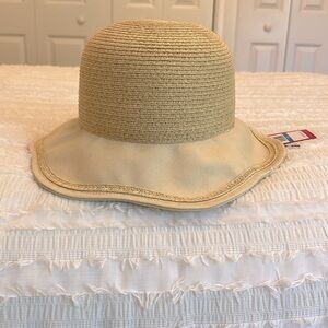 Vince Camuto NWT wavy brim cloche OS